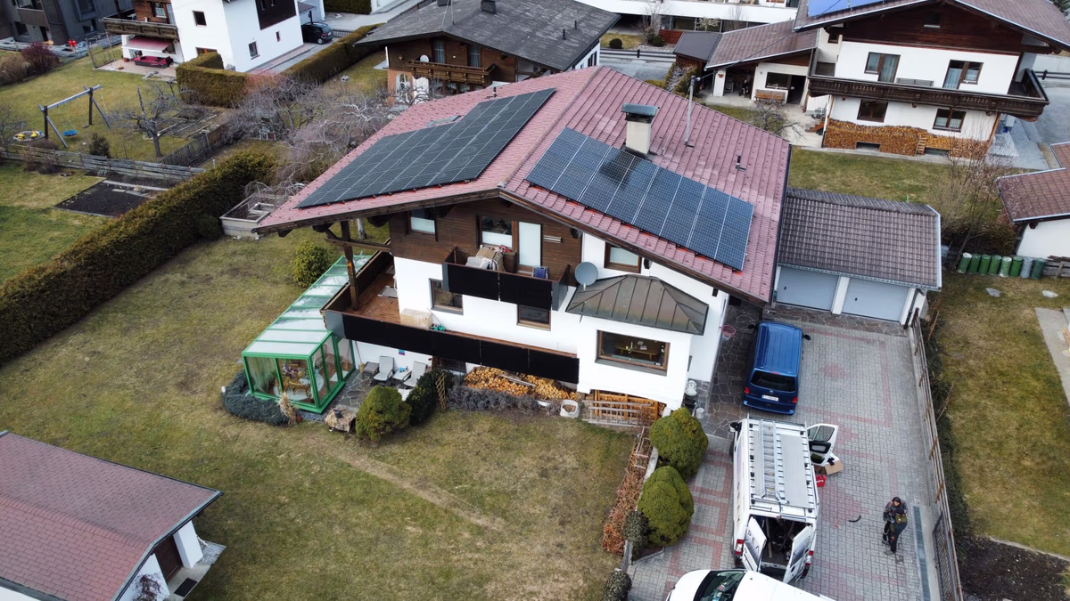Tiroler Einfamilienhaus mit individuell geplanter PV-Anlage