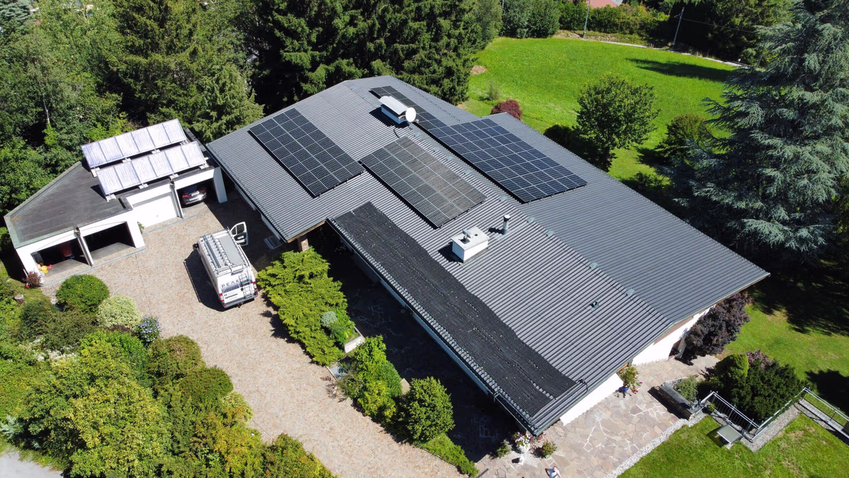 Großzügige PV-Anlage mit Montagesystem auf Dach