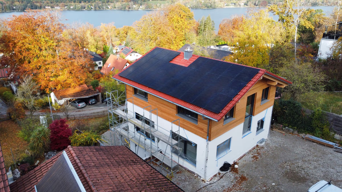 Luftaufnahme Tiroler Hausdach mit Solarmodulen auf SL-Rack-Unterkonstruktion