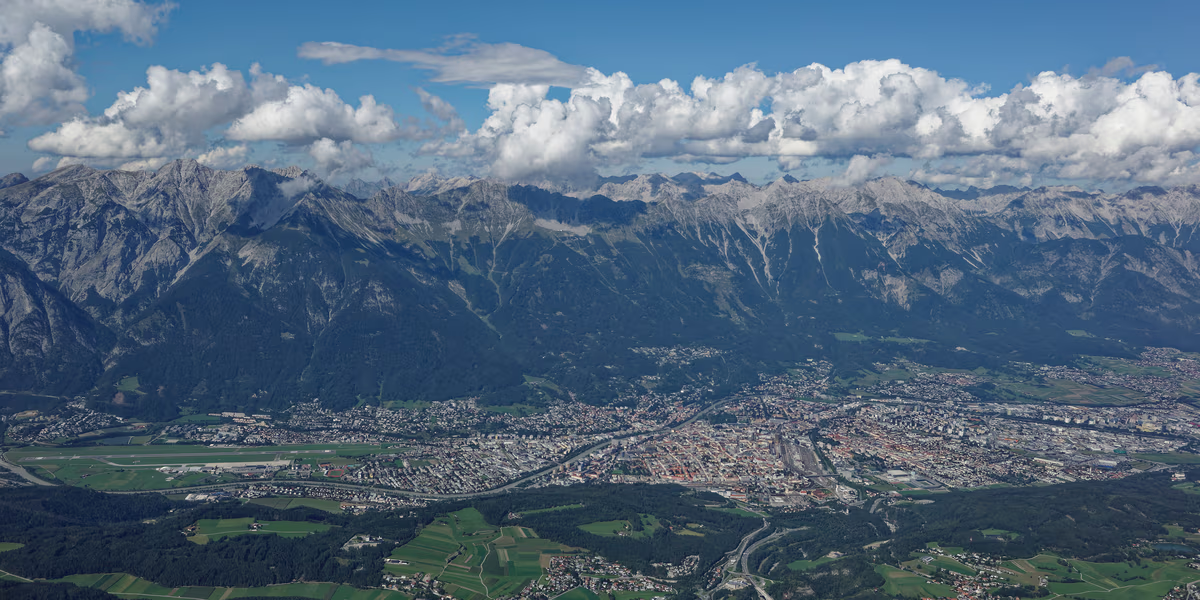 Luftaufnahme Innsbrucker Talkessel mit Alpen