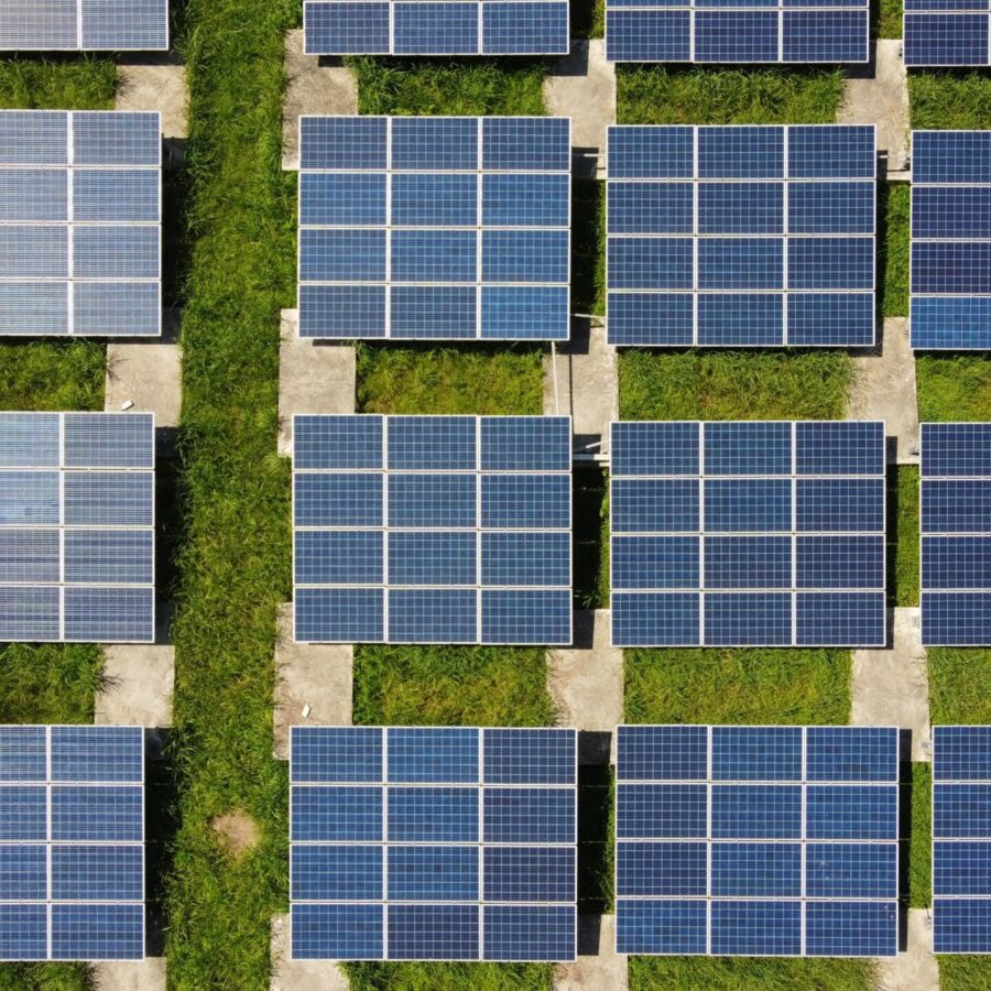 Photovoltaikanlage mit Solarmodulen auf Hausdach