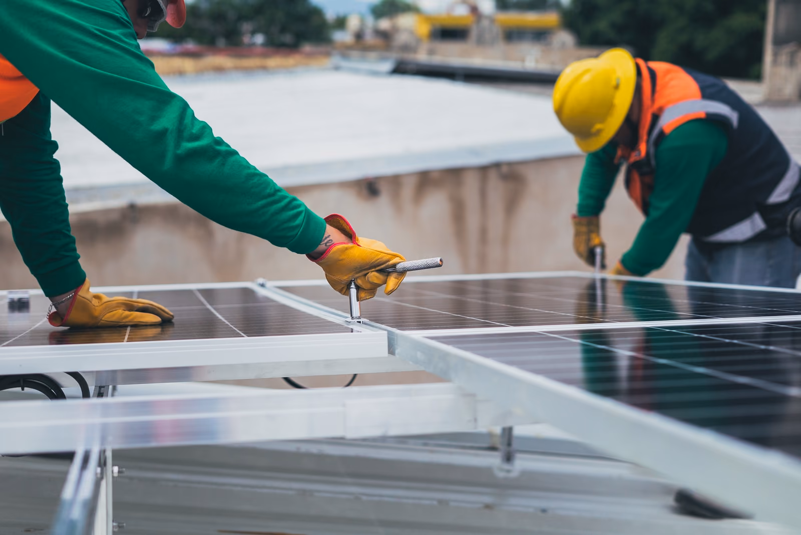 Techniker arbeiten an einer Photovoltaikanlage auf dem Dach