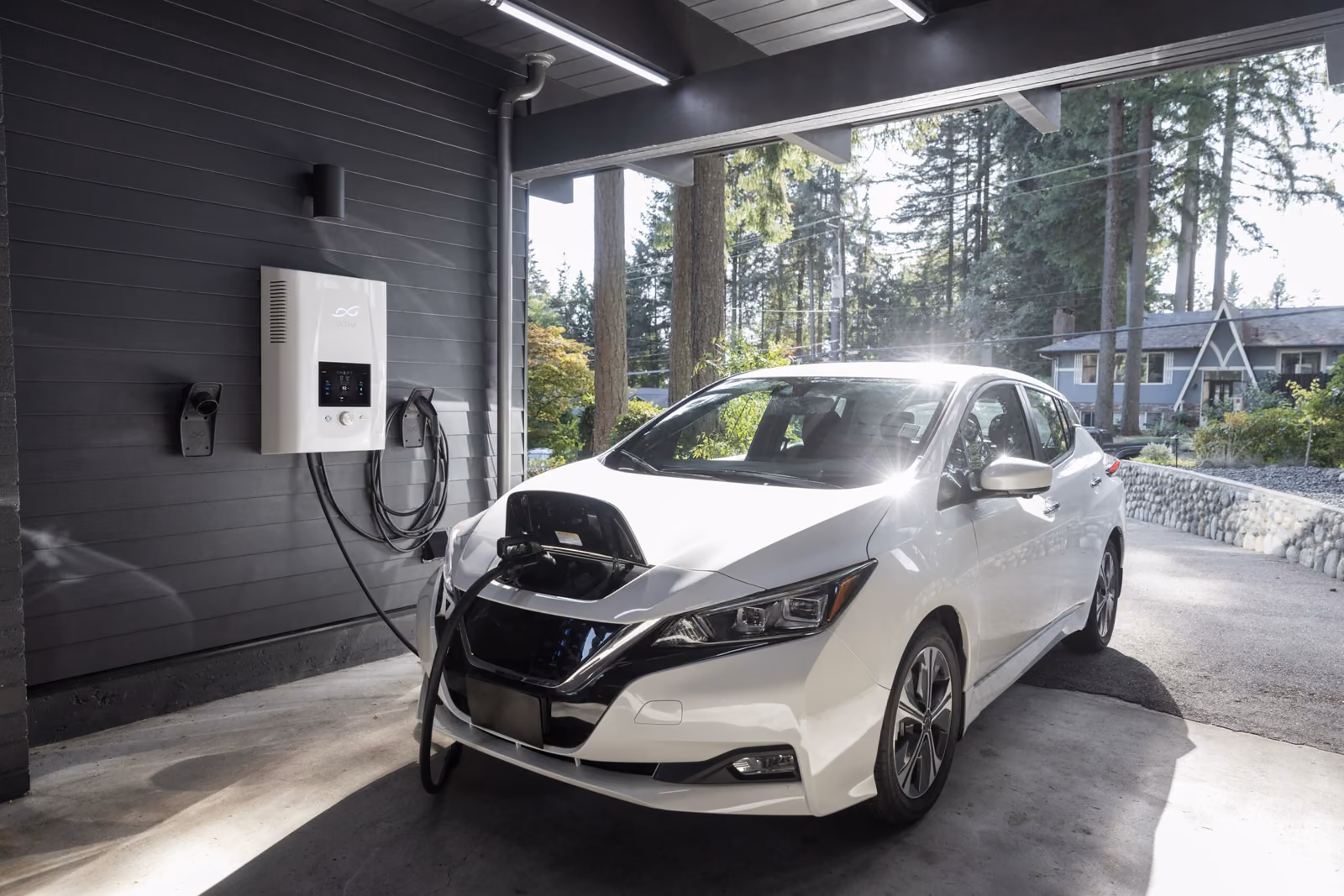 Elektroauto lädt in der Garage an einer Wallbox