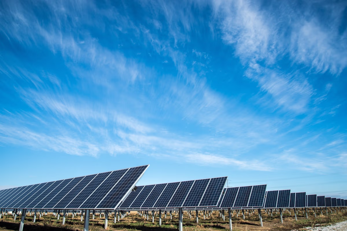 Nahaufnahme von Photovoltaikmodulen auf einem Hausdach in Tirol